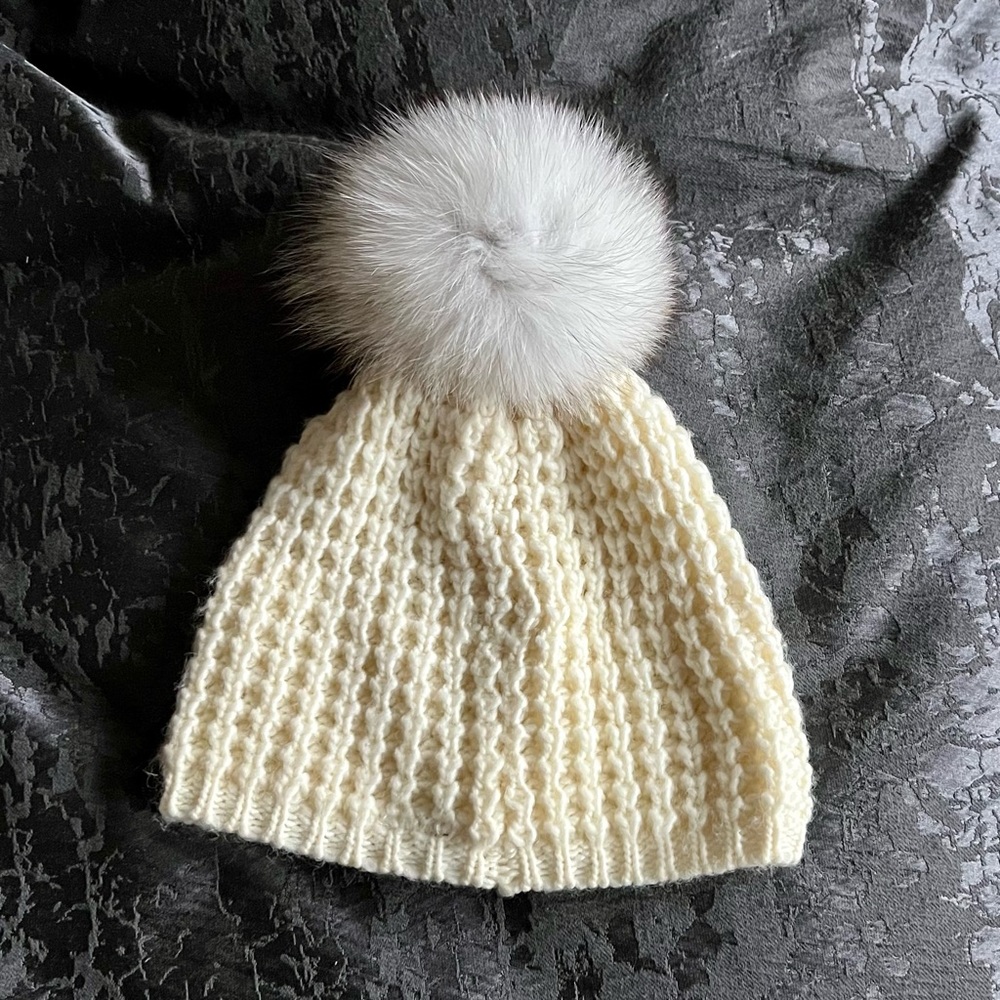 KYI KYI Knitted Cream Wool Beanie with Real Fox Fur Pom Pom - NEW Made in Canada